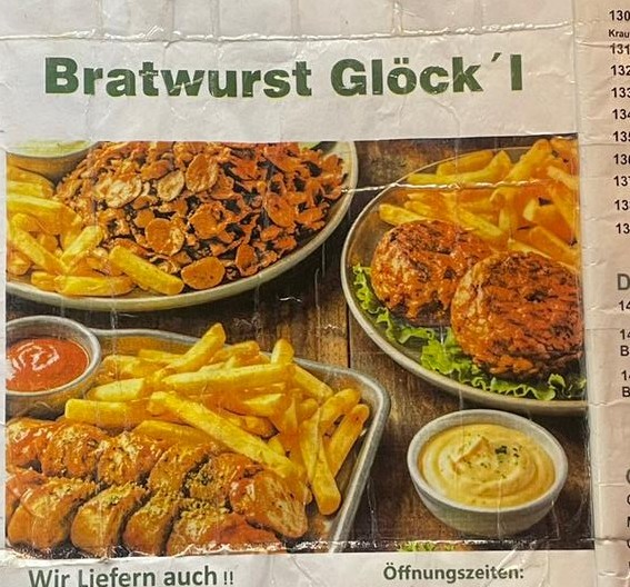 Pommes-Bude Klassiker: Currywurst-Schnetzel, Chicken-Streifen und Pommes mit Dips